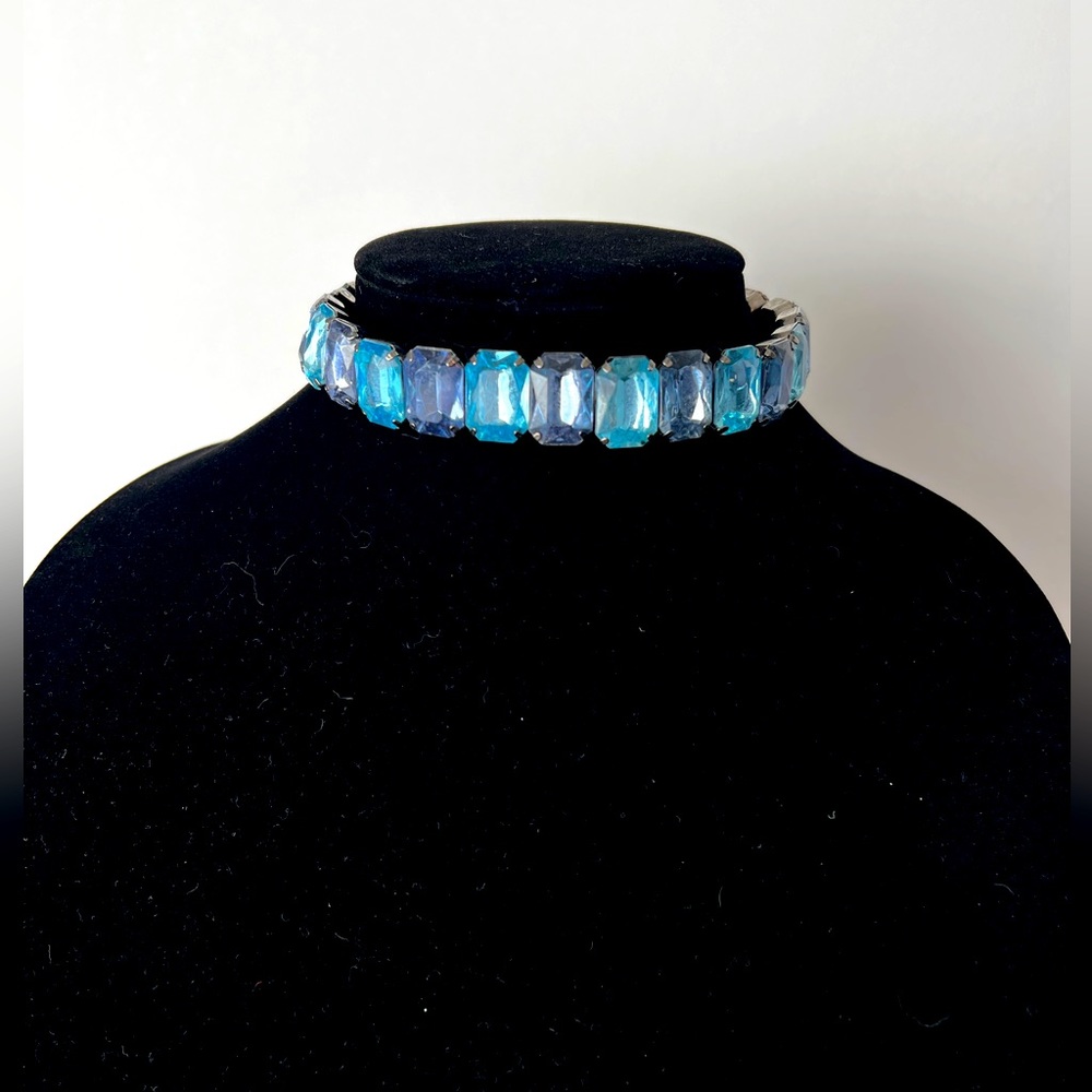 Beautiful Faux Blue Crystal Stones Metal Chimer Necklace.